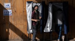 La elección se realizó el sábado y el domingo para evitar contagios por la COVID-19, lo que según expertos pudo influir en esta menor afluencia de votantes. / Foto: AFP