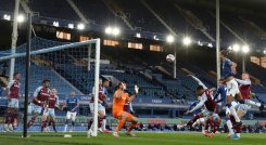 Everton (8º) dio un paso atrás en sus aspiraciones europeas al caer 1-2 en casa ante el Aston Villa (9º). / Foto: AFP