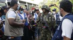 Los soldados permanecieron resguardados por la guardia campesina, mientras arribaron funcionarios de la Defensoría del Pueblo. / Foto: Alfredo Estévez
