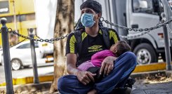 El migrante venezolano Alexander Mejías, de 23 años, posa para una foto con su pequeño después de una entrevista con AFP en Lima. El rechazo a los venezolanos, que han emigrado masivamente en los últimos años, crece en América Latina en medio de un contexto económico sombrío y la pandemia de COVID-19. / Foto: AFP
