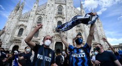 Los seguidores del Inter celebran en la Piazza Duomo de Milán, después de que el equipo ganara el título del Campeonato de la Serie A italiana. / Foto: AFP
