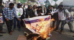 Los manifestantes queman una efigie del primer ministro israelí, Benjamin Netanyahu, mientras participan en una manifestación en apoyo de Palestina durante una manifestación de protesta contra Israel en Karachi el 17 de mayo de 2021./Foto: AFP