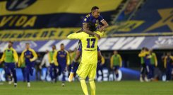 El colombiano de Boca Juniors Sebastián Villa (arriba) y el arquero Agustín Rossi celebran tras vencer a River Plate en la tanda de penaltis tras empatar 1-1 en su partido de cuartos de final de la Liga Argentina de Fútbol Profesional en el estadio La Bombonera de Buenos Aire. / Foto: AFP