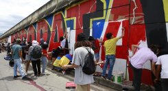 Estudiantes restauran el mural en el puente de San Mateo./Foto: Juan Pablo Cohen - La Opinión
