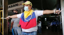 Mario de Jesús Martínez, hijo de una propietaria de negocio y quien se encadenó para protestar por las medidas que ha adoptado la gerencia, indicó que desde  hace meses el gerente tomó la decisión de habilitar una sola puerta para beneficiar a unos pocos. / Foto: La Opinión