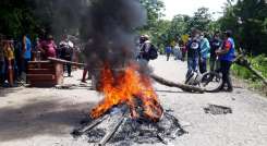 Campesinos del Catatumbo se concentran este martes desde muy temprano en vías las que conducen a Tibú y Ocaña desde El Zulia, por lo que el tránsito vehicular permanece cerrado. La movilización es parte del paro nacional. / Foto: Alfredo Estévez