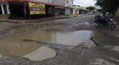 Con las lluvias de los últimos días, las calles se han deteriorado más. / Luis Alfredo Estévez/ La Opinión