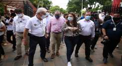 En compañía del alcalde de Cúcuta, Jairo Tomás Yáñez, y el gobernador del departamento, Silvano Serrano, la ministra TIC, Karen Abudinen, estuvo en Cúcuta. / Foto: Juan Pablo Cohen/ La Opinión 