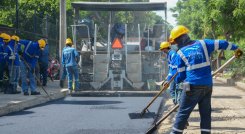Aguas Kpital informó que el proyecto lleva avance del 85% y ha dado continuidad a la recuperación de la vía en mezcla asfáltica del sector comprendido entre el puente jorobado y la zona industrial (margen izquierdo). / Foto: Cortesía 