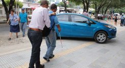 La invasión del espacio público se presenta como una barrera que impide la libre movilidad de los ciegos en Cúcuta./Foto La Opinión