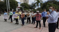 Las funerarias protestaron por los abusos, que según ellas, son victimas de la administración del Cementerio Central./ FOTO: Estévez