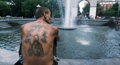 Hombre con calor en Nueva York.