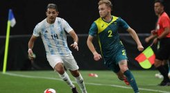 Facundo Medina (izquierda), defensor de la selección de Argentina.