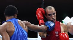 Euri Cedeño Martínez de República Dominicana (azul) reacciona durante su combate de boxeo preliminar de peso medio masculino (69-75 kg) contra Eldric Sella Rodríguez (rojo) del Equipo Olímpico de Refugiados. / Foto: AFP
