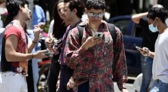 Jóvenes se llevan la peor parte de la nueva ola de COVID-19 en México./Foto: AFP