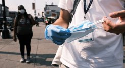 ¿Necesitan los vacunados contra la COVID-19 volver a usar tapabocas?