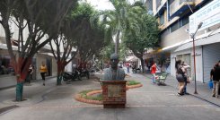 En la calle 11 A, entre avenidas 6 y 7, funcionó el mercado cubierto que se quemó en 1949, dando paso al edificio San José./ Fotos: Luis Alfredo Estévez