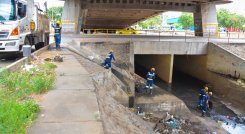 Aguas Kpital invitó a la comunidad a hacer buen uso de los canales de lluvias y a velar porque no se arroje ningún tipo de enseres que dificulten el tránsito de las aguas y contaminen la ciudad. / Foto: Cortesía