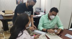 (Izquierda) María Virginia Valencia, secretaria Hacienda Cúcuta, junto a su par del departamento, Óscar Gerardino, quien recibe las tarjetas de los vehículos extranjeros registrados que no han sido reclamadas. / Foto: Cortesía