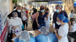 Las autgoridades esperan la resolución para oficializar la vacuna para el grupo etario mayor de 40 años./Foto Orlando Carvajal