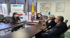 El alcalde Jairo Yáñez dialoga aquí con María Elia Abuchaibe, gerente general de la Empresa Nacional Promotora del Desarrollo Territorial – ENTerritorio. Lo acompañan José Antonio Lizarazo, gerente de la EIS Cúcuta (izquierda), y Jean Philippe Penning, asesor en proyectos estratégicos de la Alcaldía de Cúcuta./ Foto/ Cortesía.