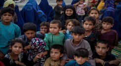 Niños de las familias afganas desplazadas por los combates entre los talibanes y las fuerzas de seguridad afganas. / Foto AFP