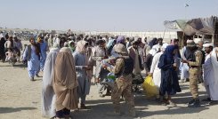 Desde el domingo se suceden escenas de caos en el aeropuerto tras la entrada de los talibanes en Kabul. / AFP