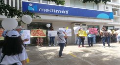 Protestan afuera de Medimás para pedir atención urgente a tres menores de Cúcuta./Foto: La Opinión