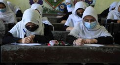 Con el regreso al poder de los talibanes, que aplicaron una versión ultra rigurosa de la ley islámica, muchos países y organizaciones temen por la suerte de las niñas y las mujeres afganas. / Foto: AFP