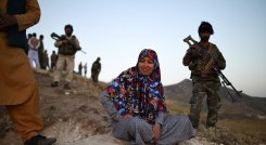 Salima Mazari (centro), una gobernadora de distrito en un Afganistán dominado por hombres, mirando desde una colina mientras está acompañada por personal de seguridad cerca de la línea del frente contra los talibanes en el distrito de Charkint en la provincia de Balkh.  / Foto: AFP