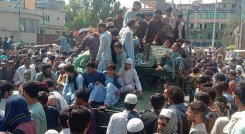 Los combatientes talibanes y la población local se sientan en un vehículo Humvee del Ejército Nacional Afgano (ANA) en una calle de la provincia de Jalalabad, el 15 de agosto de 2021. / Foto: AFP