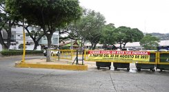 La medida de cierre ha sido señalizada por todo el sector con pancartas y vallas debido al deterioro vial. 