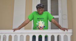 El cuentero comenzó como músico, actualmente posee más de 40 años contando historias para niños y adultos. 