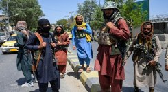 Combatientes talibanes montan guardia a lo largo de una carretera cerca de la plaza Zanbaq en Kabul./ Foto AFP