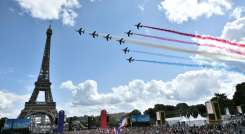 La patrulla aérea francesa 'Patrouille de France' sobrevuela la aldea de fans de El Trocadero frente a la Torre Eiffel, en París, tras la transmisión de la ceremonia de clausura de los Juegos Olímpicos de Tokio 2020. / Foto: AFP