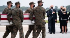 Muy criticado, Biden recibe los restos de los militares muertos en Afganistán./Foto: Internet