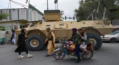 Combatientes talibanes montan guardia en las calles de Kabuel, tras tomar el control de Afganistán./ Foto AFP
