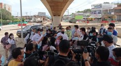 En rueda de prensa, el alcalde Jairo Yáñez informó que se declaró la urgencia manifiesta para que se destinen los recursos necesarios, con el fin de hacer una contratación directa con una empresa que terminen los trabajos. / Foto<: Juan Pablo Cohen