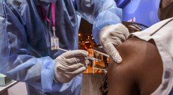 La variante delta es de alto contagio. Las autoridades sanitarias recomiendan vacunarse contra el coronavirus. / Foto: AFP