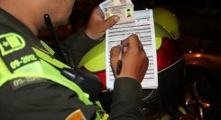 Policías de Cúcuta colocando comparendos.