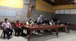 El alcalde estuvo reunido con la comunidad por 3 horas. / Cortesía/ La Opinión 