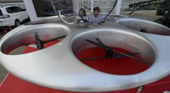 China presentó los nuevos equipos de su fuerza aérea, como drones de vigilancia o de ataque./AFP