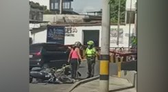 La omisión de pare, origina incidente entre una mujer y patrullera de tránsito 