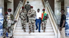 El presidente del Comité Nacional de Concentración y Desarrollo (CNRD), el coronel Mamady Doumbouya (C) sale de una reunión con representantes de alto nivel de la Comunidad Económica de los Estados de África Occidental (CEDEAO) en Conakry. / Foto: AFP