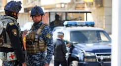 Miembros de las fuerzas de la policía federal iraquí montan guardia en un puesto de control en una calle de la capital, Bagdad. / Foto: AFP