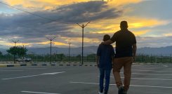 Javier, quien reconoce su error de empuñar un arma, camina feliz junto a su familia, la cual considera la mejor herramienta para ser feliz. / Foto: Cortesía