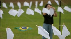 Pañuelos blancos que representan a personas que murieron por COVID-19, frente al Congreso Nacional en Brasilia