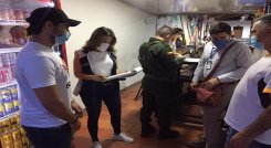 Durante los días sin IVA el Escuadrón Móvil Anti-COVID visita los establecimientos comerciales. Foto: Cortesía / La Opinión 