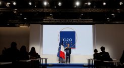 El presidente de Francia, Emmanuel Macron, se dirige a los representantes de los medios de comunicación en una conferencia de prensa en Roma, este domingo, durante la Cumbre del G20. / Foto: AFP