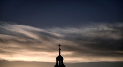 La cruz en lo alto de una iglesia en Lyon en Francia se muestra el 5 y 20 de octubre./ AFP